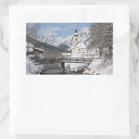 冬のアルプス山脈と雪の中の教会 長方形シール (バッグ)