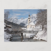 冬のアルプス山脈を持つ雪の中の教会 ポストカード (正面)