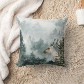 冬のウッドランド霧の山の森ヤングスタッグ クッション (ブランケット)