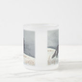 冬のオオカミのシルエット フロストグラスマグカップ (中央)