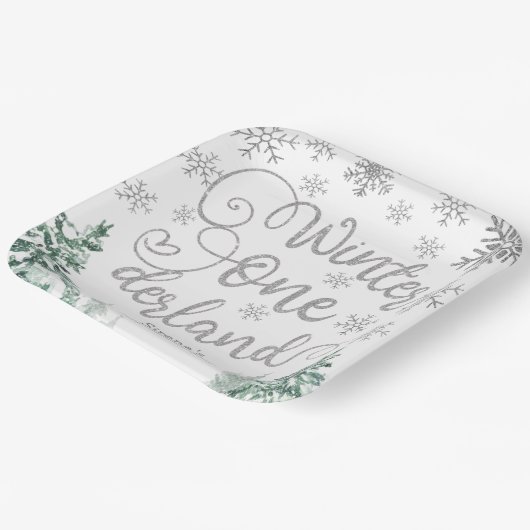 冬のオーダーランド雪の冬の森の最初の誕生日 ペーパープレート (傾斜あり)