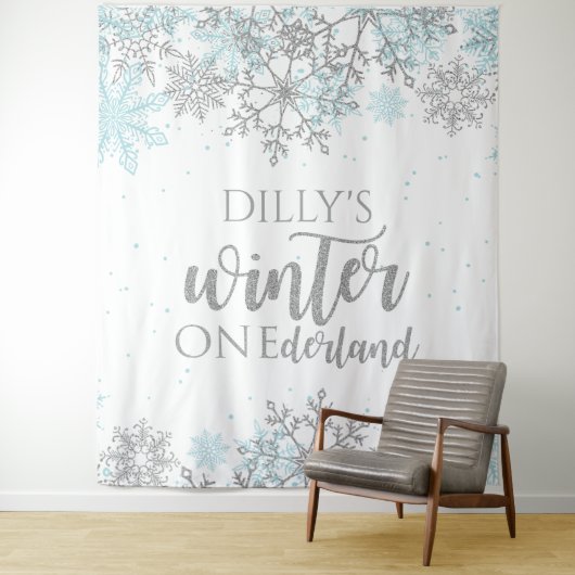 冬のオーネダーランドブルーとシルバーのスノーフレーク タペストリー (インサイチュ)