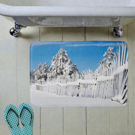 冬のキャビンさびた雪のスキーフェンスの木の写真 バスマット