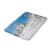 冬のキャビンさびた雪のスキーフェンスの木の写真 バスマット (アングル)