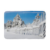 冬のキャビンさびた雪のスキーフェンスの木の写真 バスマット (正面)