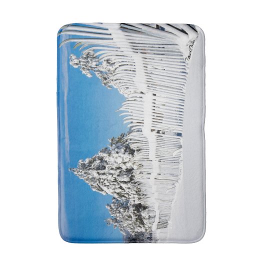 冬のキャビンさびた雪のスキーフェンスの木の写真 バスマット (正面縦)