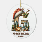 冬のキャビン文字Gと居心地の良いマウンテンシーン セラミックオーナメント (左)