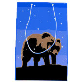 冬のグリズリーベア – オリジナルワイルドライフアート ミディアムペーパーバッグ (裏面)