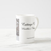 冬のコテージ- Martha's Vineヤード ボーンチャイナマグカップ (正面右)