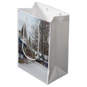 冬のコテージ- Martha's Vineヤード ミディアムペーパーバッグ (正面アングル)