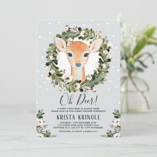 冬のシカのベビーシャワーの緑の草木は雪片を包みます 招待状 (スタンド正面)