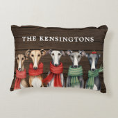 冬のスカーフを身につけたかわいいグレイハウンド犬 アクセントクッション (裏面)