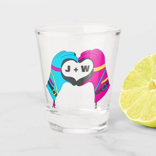 冬のスキーグローブハンドインハート形状イニシャル ショットグラス (正面)