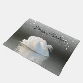 冬のスワンのハッピーホリデー ドアマット (アングル)