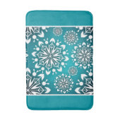 冬のティール（緑がかった色）と白い雪 バスマット (正面縦)