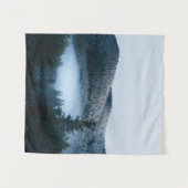 冬のトウヒ林に閉じ込められた神秘的な霧 タペストリー (正面(横))