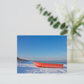 冬のバルト海沿岸の赤いボート ポストカード (スタンド正面)