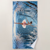 冬のバレエアイスダンスの森霜の降りたの景色 ビーチタオル (正面)