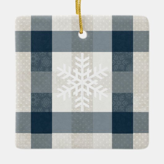 冬のパーソナライズされたスノーフレークのブループレイドクリスマス セラミックオーナメント (正面)