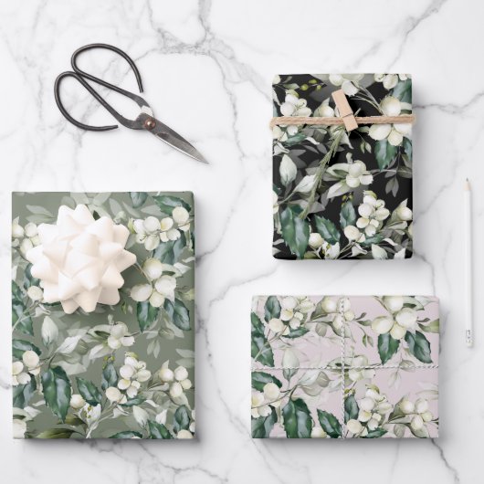 冬のヒイラギの枝の緑のパターンの水色 ラッピングペーパーシート (正面)