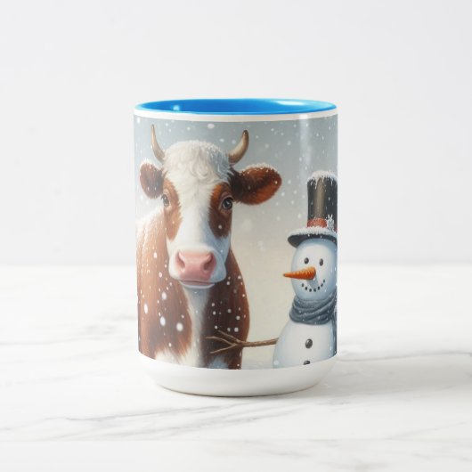 冬のフィールドでかわいい牛と雪だるま ツートーンマグカップ (中央)