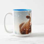 冬のフィールドでかわいい牛と雪だるま ツートーンマグカップ (左)