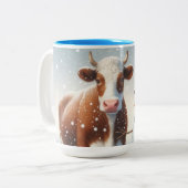 冬のフィールドでかわいい牛と雪だるま ツートーンマグカップ (正面左)