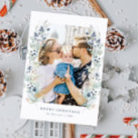 冬のフローラフレームほこりっぽい青い写真 シーズンカード<br><div class="desc">ブルークリスマスベリーと柔らかくほこりっぽいブルーウォーターのカラーフローラフレームデザインと私たちのゴージャスなホリデーカードを紹介！この美しいカードは、あなたの愛する人々に暖かい休日の願いを送信するのに最適な方法である。このカードにはカスタマイズ可能なフォト宇宙が備わっており、家族の写真を追加お気に入りのし、さらにカードをカスタマイズできる。カードの埃っぽい青い裏側は、個人的なメッセージを追加するための十分な宇宙を提供し、あなたの心のこもった休日の挨拶を共有するための簡単を作る。洗練されたカードのデザインエレガントは、あなたの友人や家族を感動させ、あなたのホリデーシーズンに洗練のtouchを追加することを確実にする。</div>