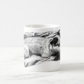 冬のブランケット上のテリア コーヒーマグカップ (中央)