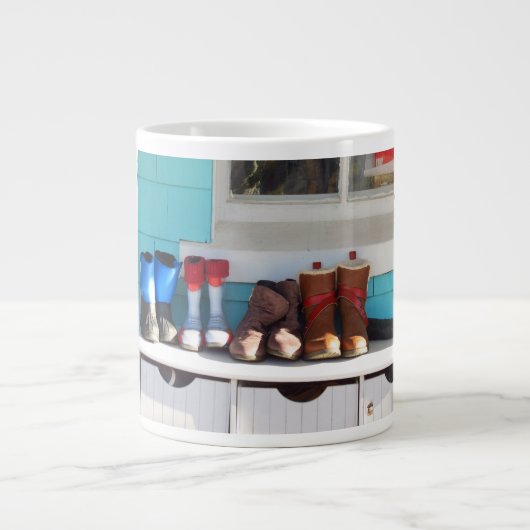 冬のブーツが一列に – Martha's Vineyard ジャンボコーヒーマグカップ (正面)