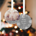 冬のベビーの初めてのクリスマス雪片の写真 オーナメント<br><div class="desc">ベビーの第1回クリスマスを記念して宇宙と白と銀のグリッターの雪片を楽しめる甘いデザイン!コーディネート商品のコレクションは当店zazzle.com/store/doodleluluで入手できる。お連絡もし客様のマッチングデザインを作成するには、この製品を特定の製品に適用する必要ユニークがあります！6月2日までにDoodleLuluを見てくれてどうもありがとうバグデザイン!</div>