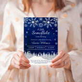 冬のベビーシャワーの途中に小さな雪の結晶がある 招待状