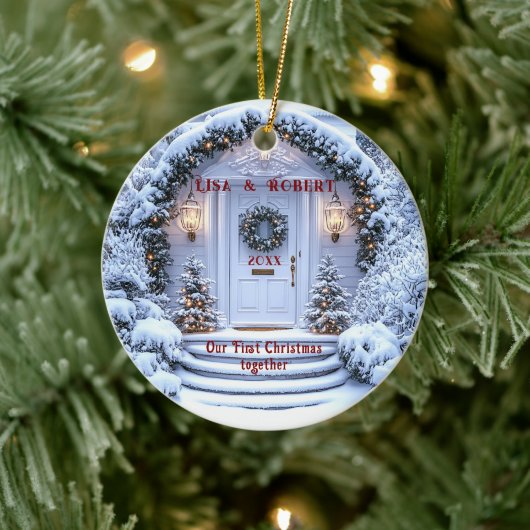 冬のホワイトドアリース初めてのクリスマスを一緒に セラミックオーナメント (ツリー)