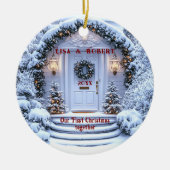 冬のホワイトドアリース初めてのクリスマスを一緒に セラミックオーナメント (正面)