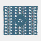 冬のモダンクリスマスツリーパターンモノグラムブルー フリースブランケット (正面(横))