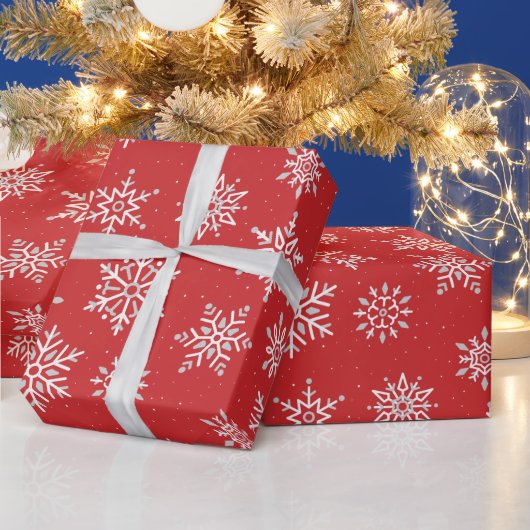 冬のモダンスノーフレーククリスマスレッドホリデー ラッピングペーパー (クリスマス)
