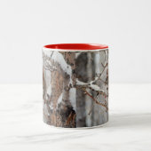 冬のリス、雪及び赤い果実のクリスマスのデザイン ツートーンマグカップ (中央)