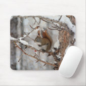 冬のリス、雪及び赤い果実のクリスマスのデザイン マウスパッド (マウス)