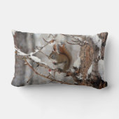 冬のリス、雪&レッドベリークリスマスデザイン ランバークッション (裏面)