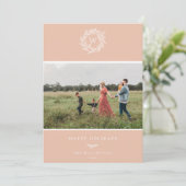 冬のリースモノグラムホリデーフォトカードピンク シーズンカード (スタンド正面)