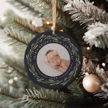 冬のリース |ベビーの初めてのクリスマス写真 セラミックオーナメント<br><div class="desc">新しい親のための完璧な贈り物エレガント、このクリスマスの装飾は、ダークグリーンのリースと赤い果実ので囲まれたフロントとバック葉の写真を特徴としている。「名前の初めてのクリスマス」は各写真の上を曲がり、下の年を描く。両側カスタマイズに写真をお気に入りの貼り付け、ベビーの初めてのクリスマスのユニーク記念写真を作成する。</div>