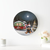 冬のロットワイラーキャラバンクリスマスアドベンチャー ラージ壁時計 (ホーム)