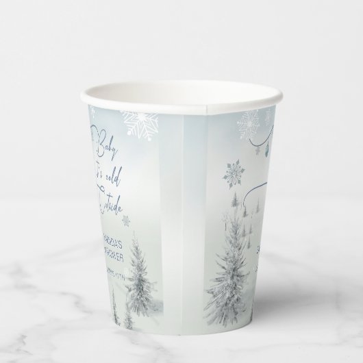 冬のワンダーランドその冷たい外の男の子の赤ちゃんシャワー 紙コップ (右)