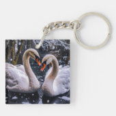 冬のワンダーランドにロマンチックな白鳥 キーホルダー (裏面)