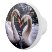 冬のワンダーランドにロマンチックな白鳥 セラミックノブ (右)