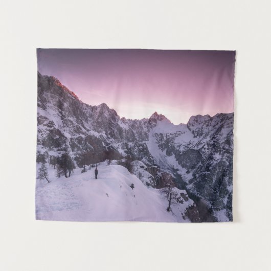 冬のワンダーランドに立つ タペストリー (正面(横))