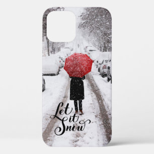 冬のワンダーランドに赤い傘 – 雪を入れる iPhone 12ケース