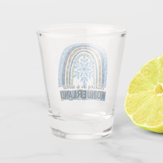 冬のワンダーランドの歩く |ブルーレインボー ショットグラス (裏面)