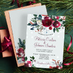 冬のワンダーランドはクリスマスのフローラ結婚の 招待状<br><div class="desc">冬の季節の結婚式招待状のテンプレート素朴は、ハンターの松の緑の葉、モミの枝、赤い果実、白い魔法の光の文字列とシックな暗い赤いタイポグラフィスクリプトと一緒に美しいブルゴーニュと白い牡丹のバラの花束を特徴とする明るい青色のの背景。              簡単でパーソナライズする詳細!               招待は冬のワンダーランドエレガントの田舎/農家/コテージ/クリスマスの儀式及び披露宴に適してい結婚る。</div>