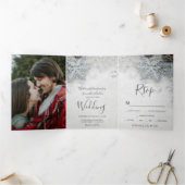 冬のワンダーランドシルバースノー結婚タイポグラフィ 三つ折り招待状 (内部)